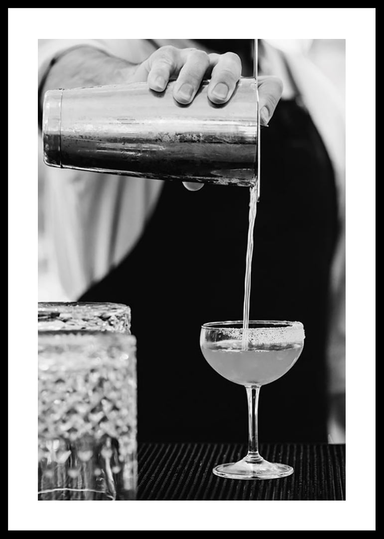 Bartender häller drink i cocktailglas-12