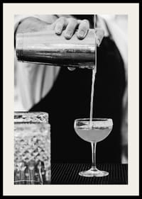 Bartender häller drink i cocktailglas-2