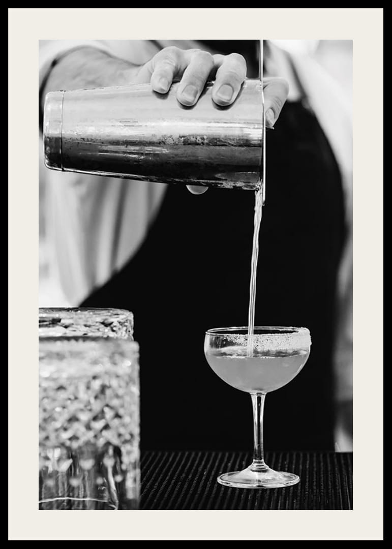 Bartender häller drink i cocktailglas-12