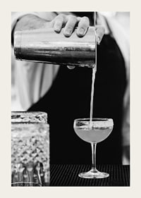 Bartender häller drink i cocktailglas-3