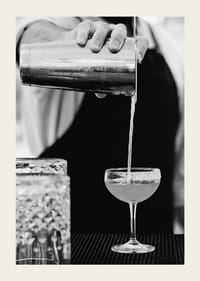 Bartender häller drink i cocktailglas-3