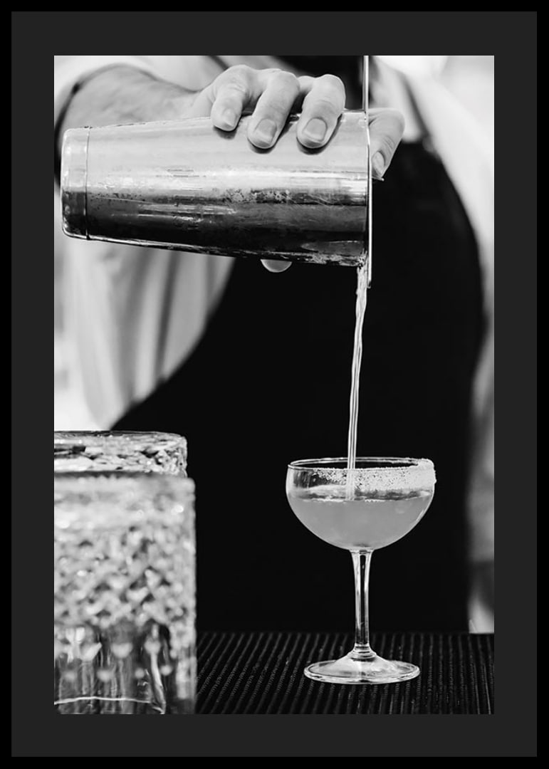 Bartender häller drink i cocktailglas-12