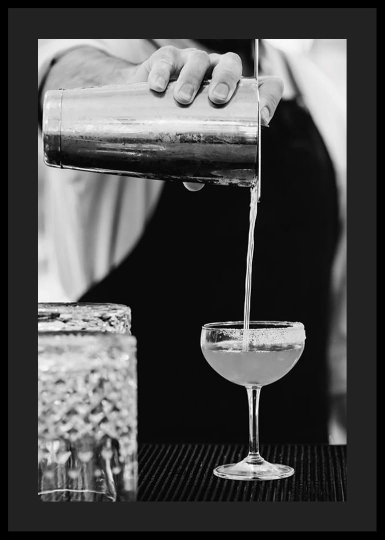 Bartender häller drink i cocktailglas-12