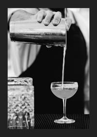 Bartender häller drink i cocktailglas-5