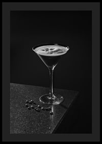 Foto in bianco e nero di un Espresso Martini in un bicchiere da cocktail con chicchi di caffè-0