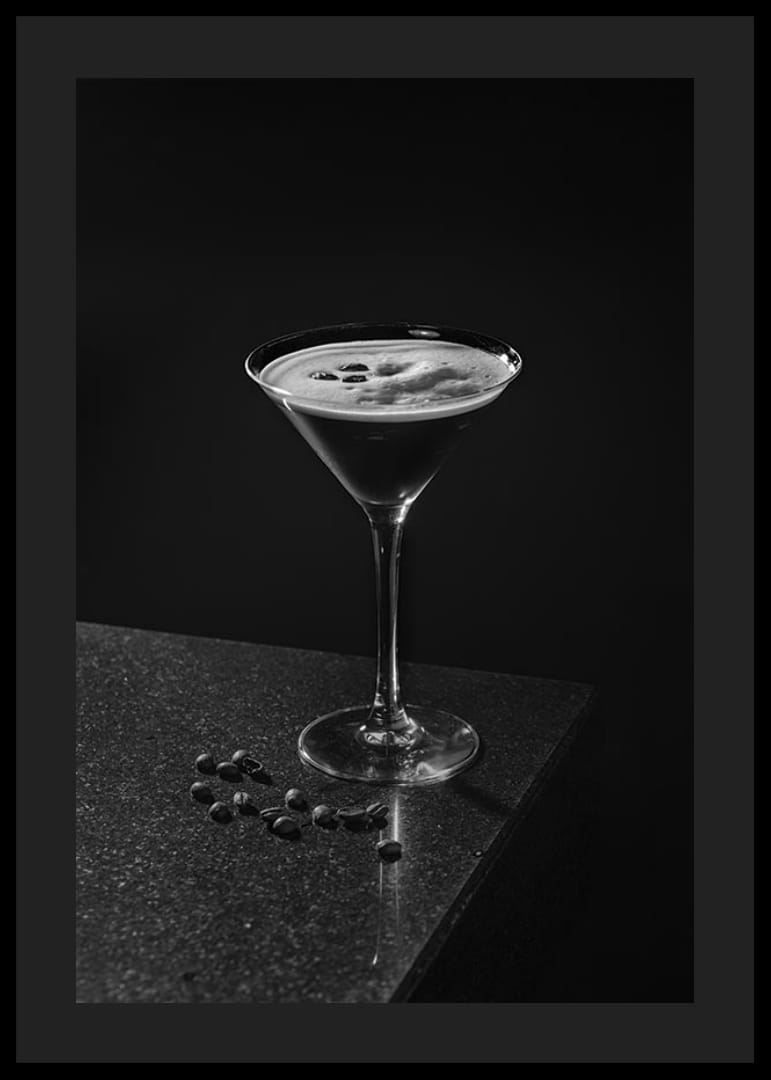 Foto in bianco e nero di un Espresso Martini in un bicchiere da cocktail con chicchi di caffè-12