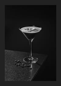 Foto in bianco e nero di un Espresso Martini in un bicchiere da cocktail con chicchi di caffè-1
