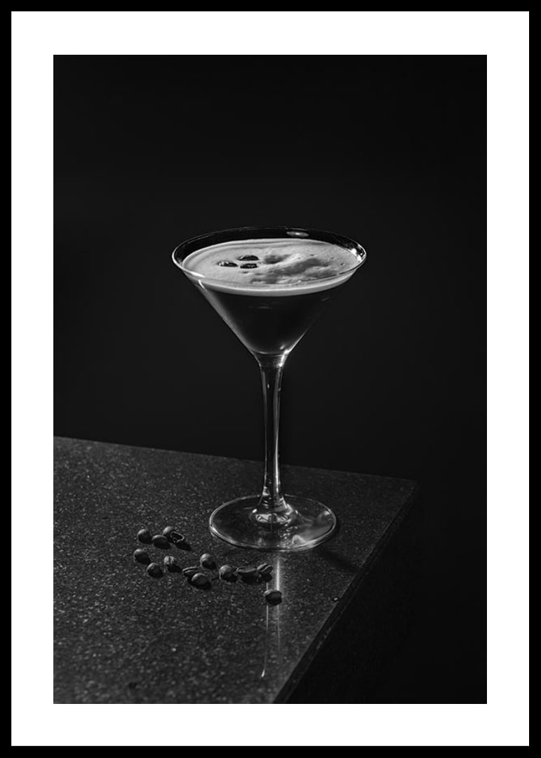 Foto in bianco e nero di un Espresso Martini in un bicchiere da cocktail con chicchi di caffè-12