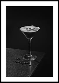 Foto in bianco e nero di un Espresso Martini in un bicchiere da cocktail con chicchi di caffè-2