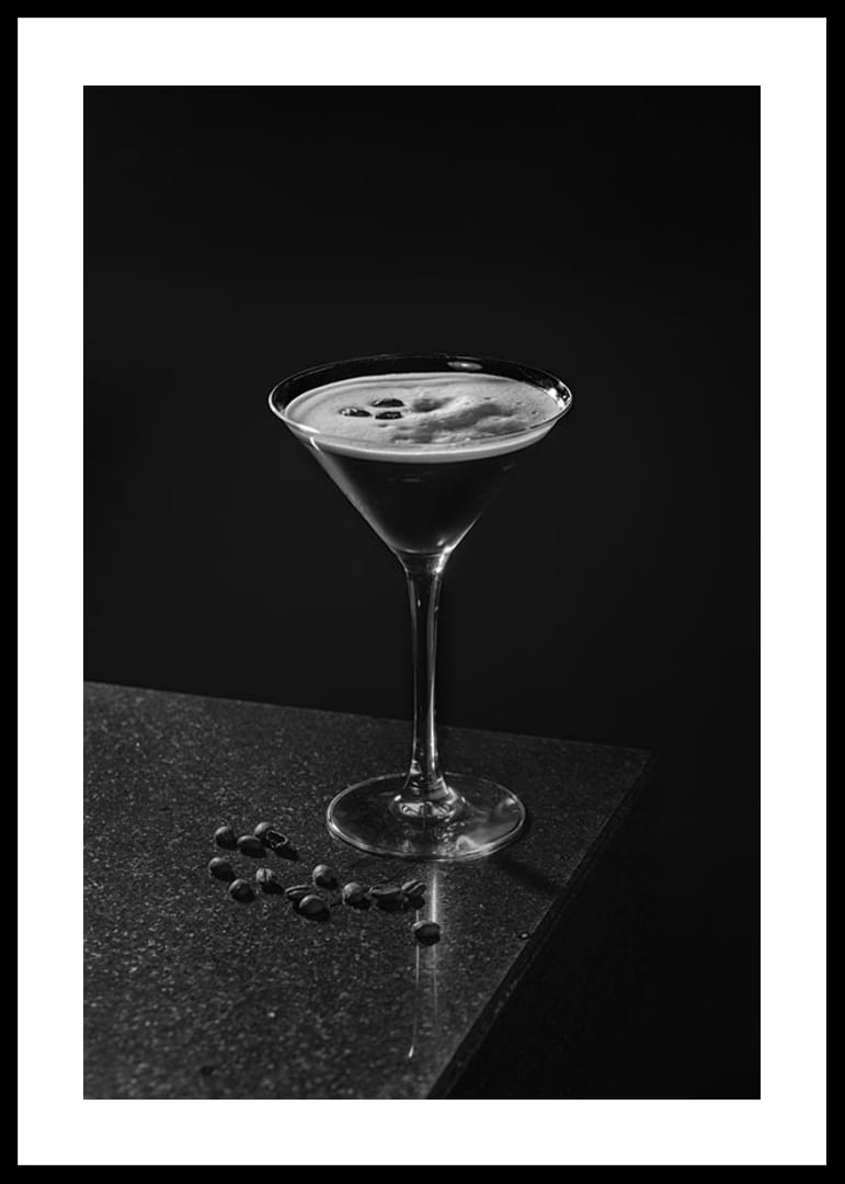 Foto in bianco e nero di un Espresso Martini in un bicchiere da cocktail con chicchi di caffè-12