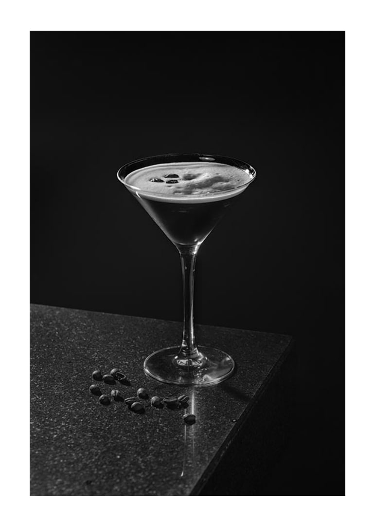 Foto in bianco e nero di un Espresso Martini in un bicchiere da cocktail con chicchi di caffè-12