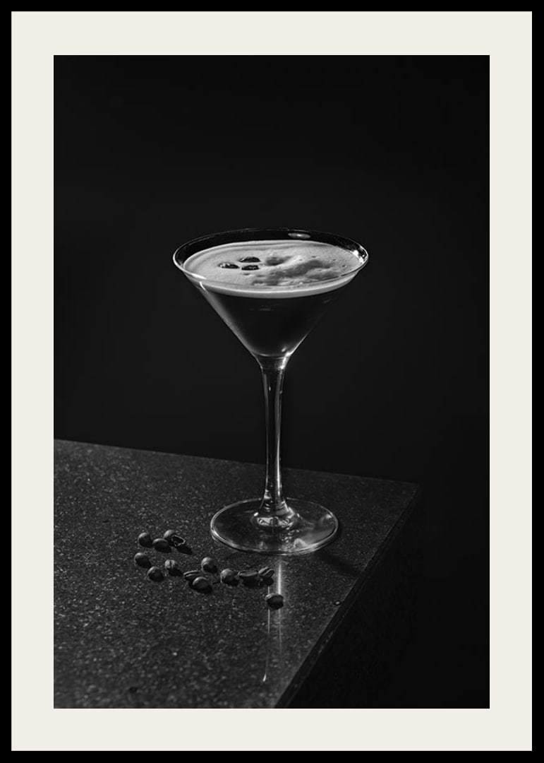 Foto in bianco e nero di un Espresso Martini in un bicchiere da cocktail con chicchi di caffè-12