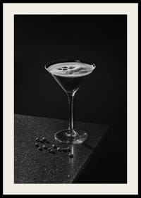 Foto in bianco e nero di un Espresso Martini in un bicchiere da cocktail con chicchi di caffè-4