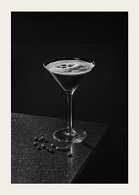 Foto in bianco e nero di un Espresso Martini in un bicchiere da cocktail con chicchi di caffè-5