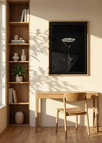 Foto in bianco e nero di un Espresso Martini in un bicchiere da cocktail con chicchi di caffè-8