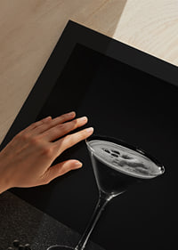 Foto in bianco e nero di un Espresso Martini in un bicchiere da cocktail con chicchi di caffè-9