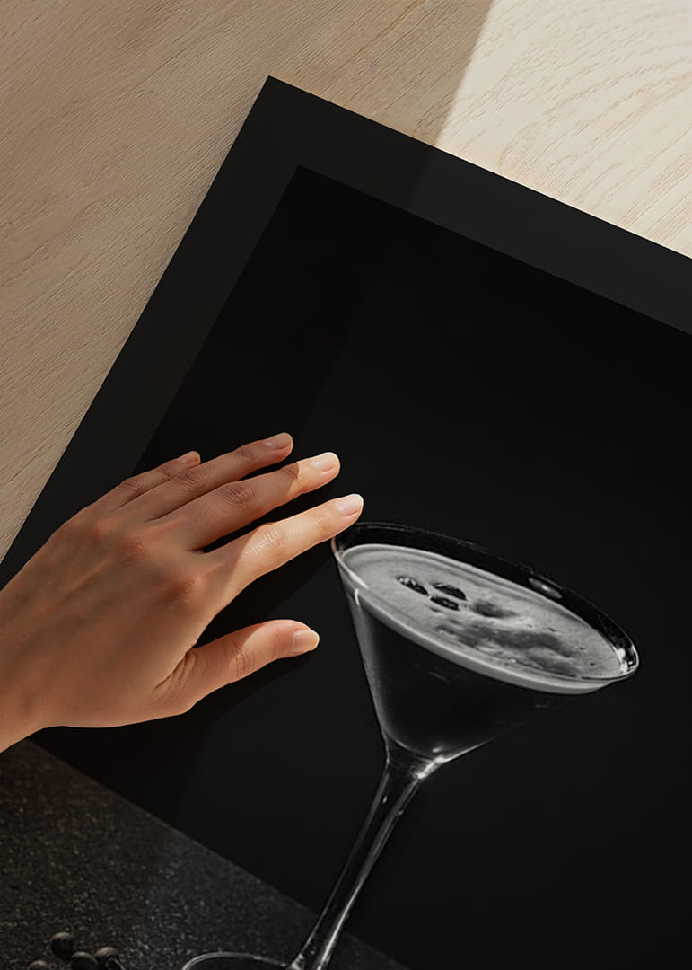 Foto in bianco e nero di un Espresso Martini in un bicchiere da cocktail con chicchi di caffè-12