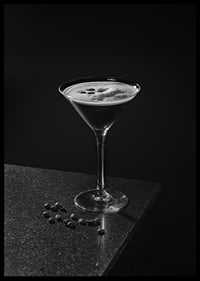 Foto in bianco e nero di un Espresso Martini in un bicchiere da cocktail con chicchi di caffè-6