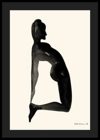 Vesiväri naisesta polvistuneessa asennossa vaalealla taustalla-4