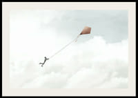 Ilustrácia muža lietajúceho s drakom medzi jasnými oblakmi-2