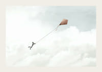 Ilustrácia muža lietajúceho s drakom medzi jasnými oblakmi-3