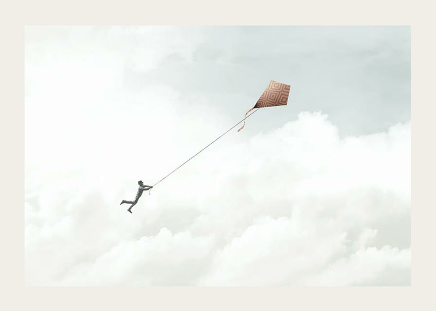 Ilustrácia muža lietajúceho s drakom medzi jasnými oblakmi-12