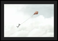 Ilustrácia muža lietajúceho s drakom medzi jasnými oblakmi-4