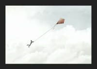 Ilustrácia muža lietajúceho s drakom medzi jasnými oblakmi-5