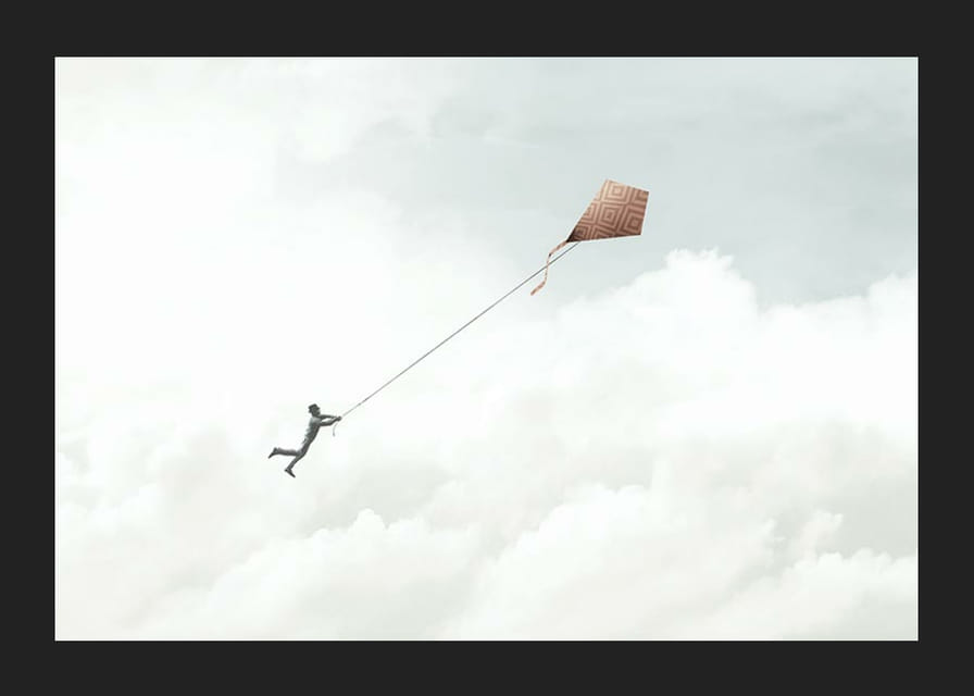 Ilustrácia muža lietajúceho s drakom medzi jasnými oblakmi-12