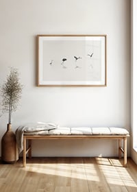 Illustration av fågel som lyfter från vatten i grå toner-8