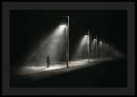 Illustration eines einsamen Mannes unter Straßenlaternen in dunkler Nachtlandschaft-0