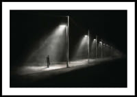 Illustration eines einsamen Mannes unter Straßenlaternen in dunkler Nachtlandschaft-2
