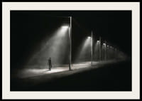 Illustration eines einsamen Mannes unter Straßenlaternen in dunkler Nachtlandschaft-4
