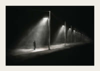 Illustration eines einsamen Mannes unter Straßenlaternen in dunkler Nachtlandschaft-5