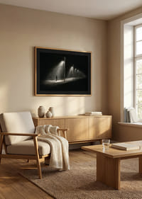 Illustration eines einsamen Mannes unter Straßenlaternen in dunkler Nachtlandschaft-8