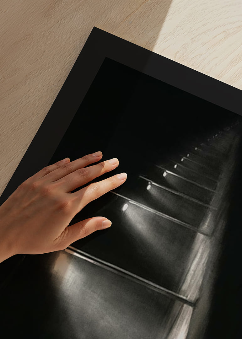 Illustration eines einsamen Mannes unter Straßenlaternen in dunkler Nachtlandschaft-12