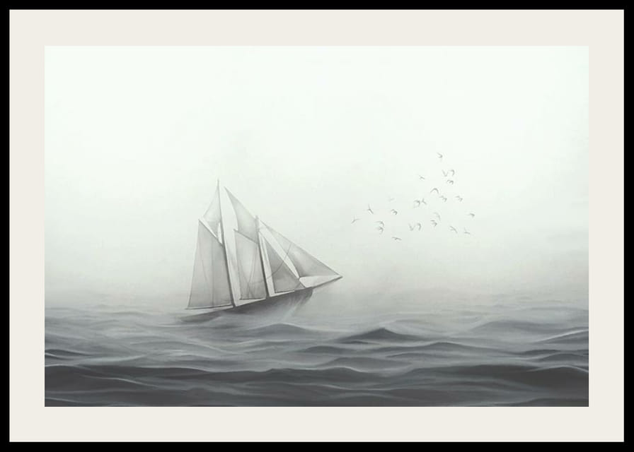 Vitorláshajó nagy fehér vitorlákkal a ködös tengeren szürkeárnyalatos-12