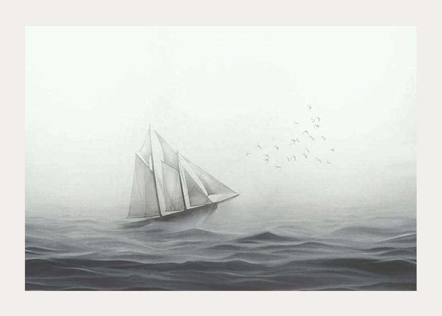 Vitorláshajó nagy fehér vitorlákkal a ködös tengeren szürkeárnyalatos-12