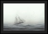 Vitorláshajó nagy fehér vitorlákkal a ködös tengeren szürkeárnyalatos-4