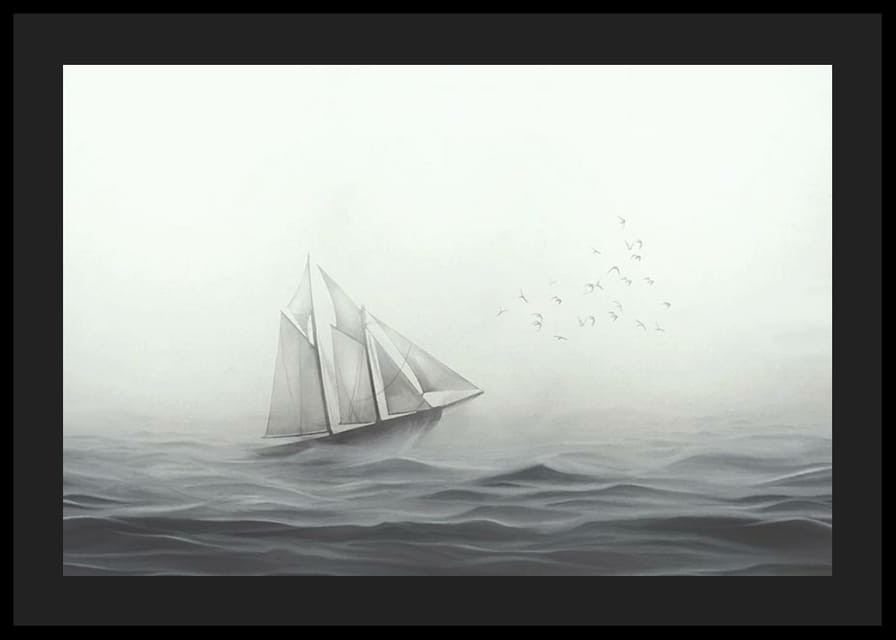 Vitorláshajó nagy fehér vitorlákkal a ködös tengeren szürkeárnyalatos-12