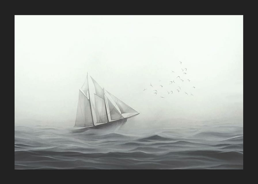 Vitorláshajó nagy fehér vitorlákkal a ködös tengeren szürkeárnyalatos-12