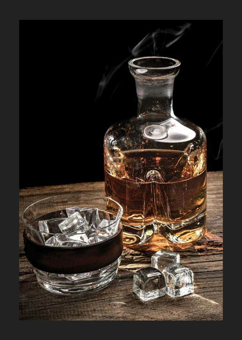 Motivo fotográfico con decantador de whisky, vaso y cubitos de hielo.-12