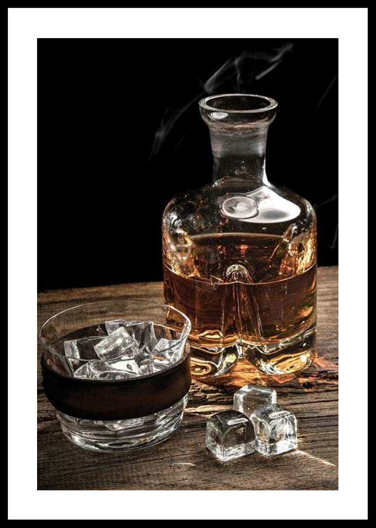 Motivo fotográfico con decantador de whisky, vaso y cubitos de hielo.-12