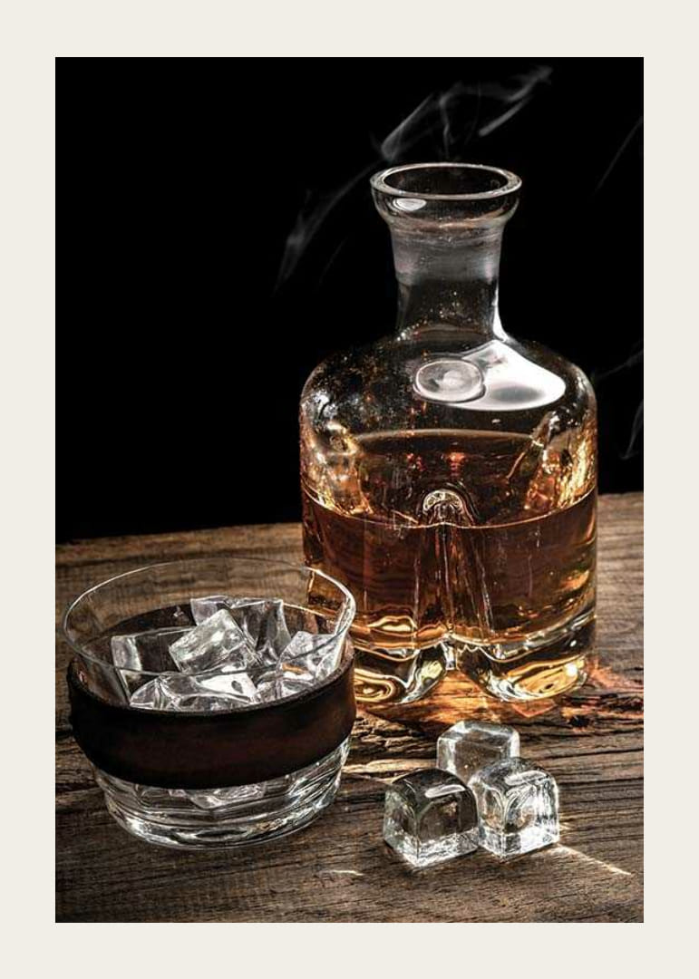 Motivo fotográfico con decantador de whisky, vaso y cubitos de hielo.-12