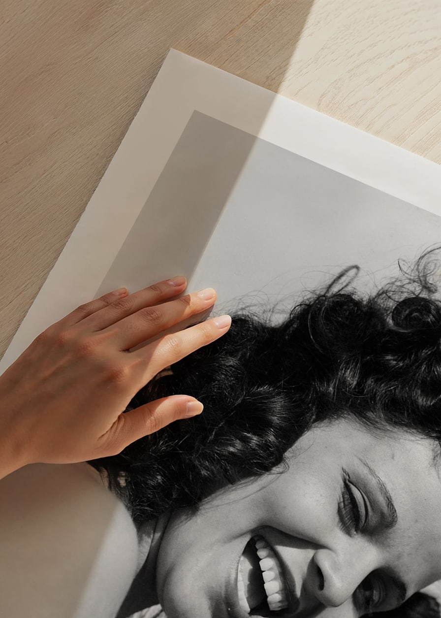 Svartvitt fotografi av leende kvinna med varmkorv utomhus-12
