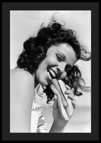 Photographie en noir et blanc d'une femme souriante avec un hot-dog à l'extérieur-4