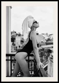 Svartvitt fotografi av kvinna i baddräkt på balkong-2