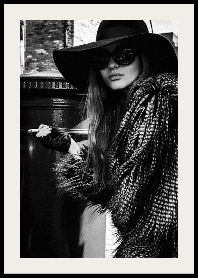Retrato de moda en blanco y negro de mujer con sombrero grande y abrigo de piel.-12