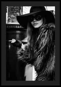 Retrato de moda en blanco y negro de mujer con sombrero grande y abrigo de piel.-4