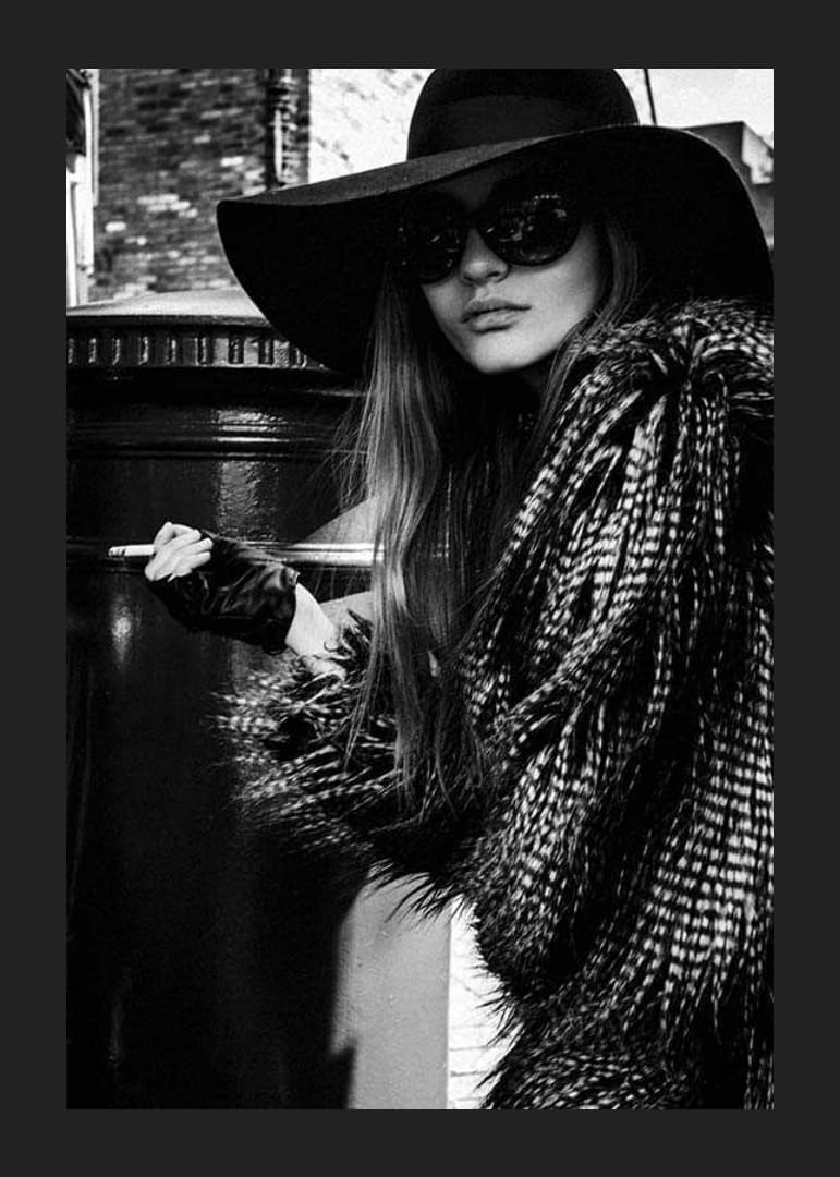 Retrato de moda en blanco y negro de mujer con sombrero grande y abrigo de piel.-12